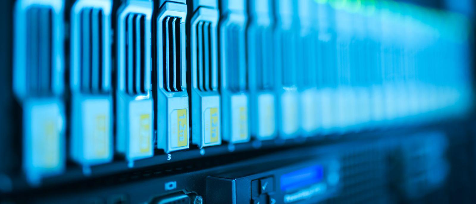 サーバーラックに接続されたネットワーク機器のクローズアップ